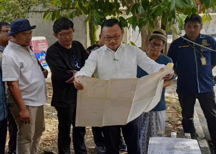 Kepala BPN Kota Depok turun ke lapangan, berdialog dengan masyarakat guna menemukan solusi atas persoalan pertanahan yang dihadapi masyarakat. (Foto: Dok/BPN Kota Depok)