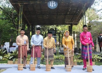 Gubernur Al Haris membuka acara Kenduri Budayo tahun 2023 yang digelar Kantor Perwakilan BI provinsi Jambi di komplek candi Muarojambi. (Foto : ist)