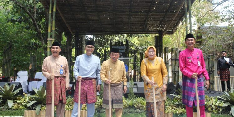 Gubernur Al Haris membuka acara Kenduri Budayo tahun 2023 yang digelar Kantor Perwakilan BI provinsi Jambi di komplek candi Muarojambi. (Foto : ist)