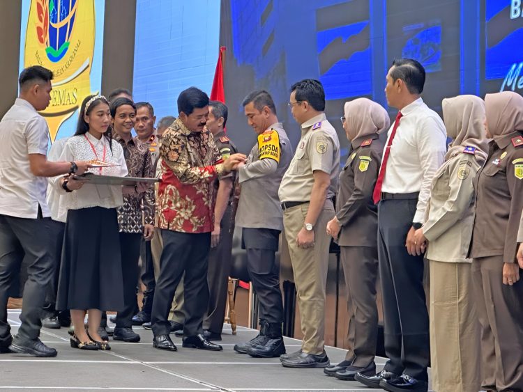 Kapolda Jambi Terima Pin Emas dari Menteri ATR/Kepala BPN. (Foto : ist)