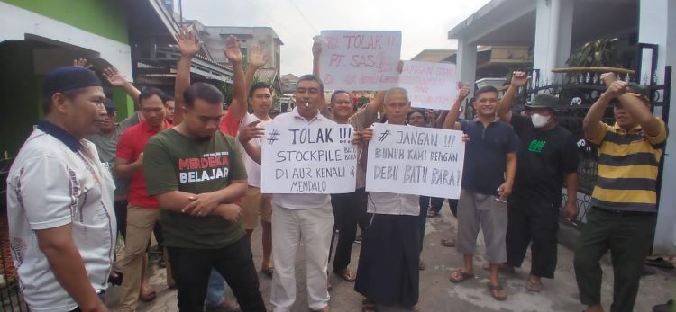 Warga Aurkenali dan Mendalo Darat Bersatu, Tolak Stockpile Batu Bara. (Foto : ist)