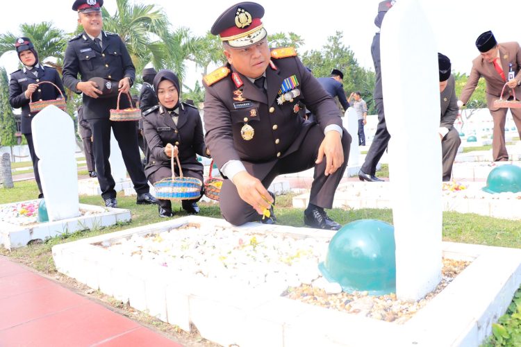 Wakapolda Jambi Bersama Forkopimda Ziarah di TMP Satria Bhakti. (Foto : ist)