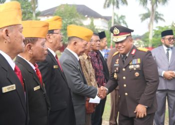Wakapolda Jambi Ikuti Upacara Hari Pahlawan di Lapangan Kantor Gubernur. (Foto : ist)