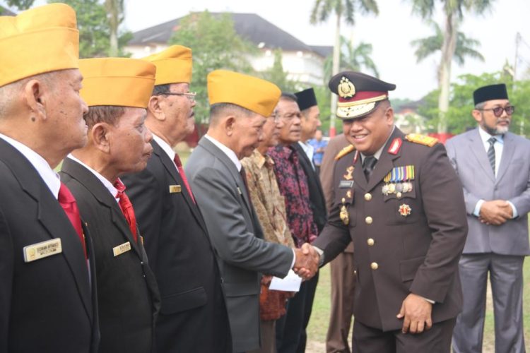 Wakapolda Jambi Ikuti Upacara Hari Pahlawan di Lapangan Kantor Gubernur. (Foto : ist)