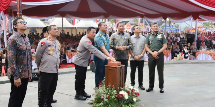 Panglima TNI Bersama Kapolri Resmikan Monumen Jenderal Polisi Hoegeng Iman Santoso. (Foto : ist)