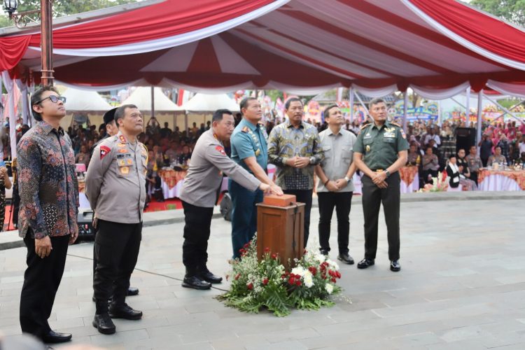 Panglima TNI Bersama Kapolri Resmikan Monumen Jenderal Polisi Hoegeng Iman Santoso. (Foto : ist)