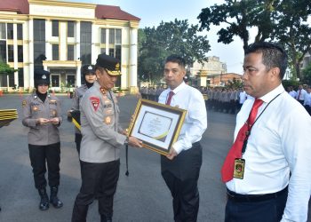 Kapolda Jambi Beri Penghargaan Personel Berprestasi. (Foto : ist)