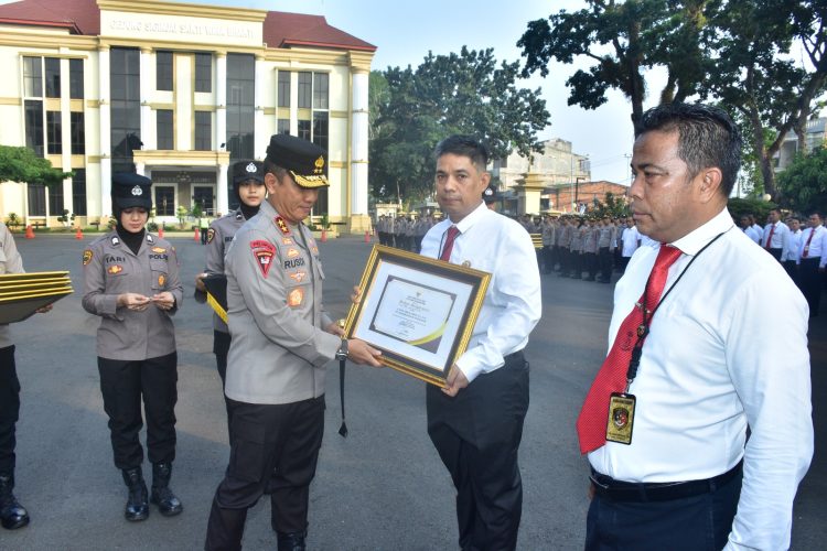 Kapolda Jambi Beri Penghargaan Personel Berprestasi. (Foto : ist)