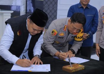Polresta Jambi Bersama Bawaslu Kota Jambi Teken MoU Kawal Pemilu 2024 Aman dan Damai. (Foto : ist)
