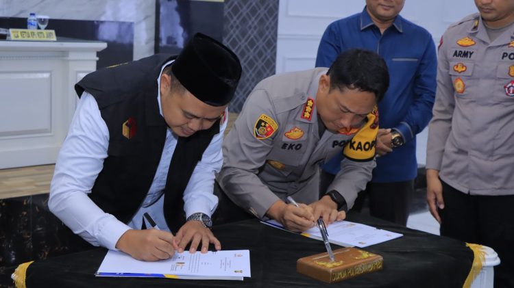 Polresta Jambi Bersama Bawaslu Kota Jambi Teken MoU Kawal Pemilu 2024 Aman dan Damai. (Foto : ist)