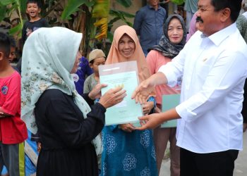Serahkan Sertipikat di Palangka Raya, Menteri ATR/Kepala BPN Jelaskan Soal BPHTB Terutang. (Foto : ist)