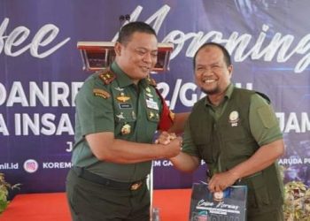 Brigjen TNI Supriono (kanan) saat Coffee Morning dengan jurnalis Jambi beberapa waktu lalu. (Foto : dokumen)
