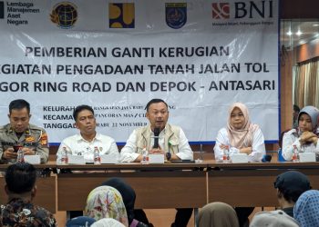 Caption: Kepala BPN Kota Depok Indra Gunawan didampingi Kasi Pengadaan Tanah dan Pengembangan Hodidjah dan unsur terkait memberikan sambutan saat pemberian uang ganti kerugian Tol Desari bagi warga Kelurahan Cipayung, Kecamatan Cipayung, Kota Depok. (Foto : BPN Kota Depok)