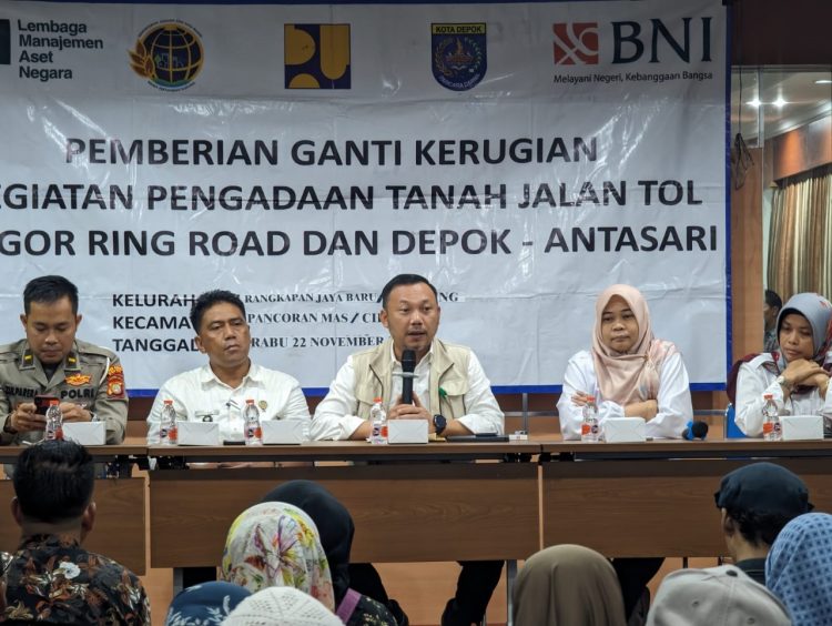 Caption: Kepala BPN Kota Depok Indra Gunawan didampingi Kasi Pengadaan Tanah dan Pengembangan Hodidjah dan unsur terkait memberikan sambutan saat pemberian uang ganti kerugian Tol Desari bagi warga Kelurahan Cipayung, Kecamatan Cipayung, Kota Depok. (Foto : BPN Kota Depok)