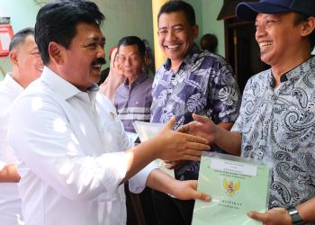 Menteri ATR/Kepala BPN Serahkan Sertipikat Tanah kepada Korban Lumpur Lapindo. (Foto : ist)