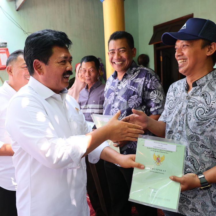 Menteri ATR/Kepala BPN Serahkan Sertipikat Tanah kepada Korban Lumpur Lapindo. (Foto : ist)