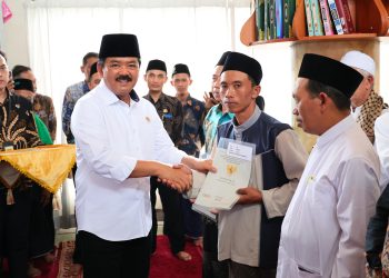 Di Malang, Menteri ATR/Kepala BPN Serahkan 1.144 Sertipikat Redistribusi Tanah. (Foto : ist)