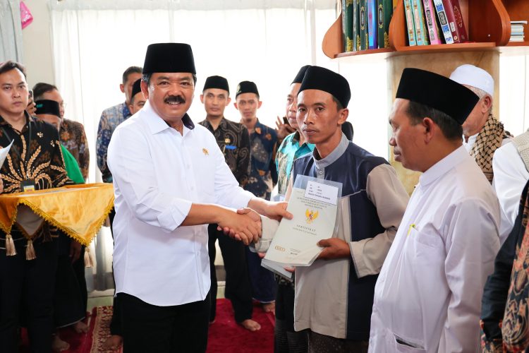 Di Malang, Menteri ATR/Kepala BPN Serahkan 1.144 Sertipikat Redistribusi Tanah. (Foto : ist)