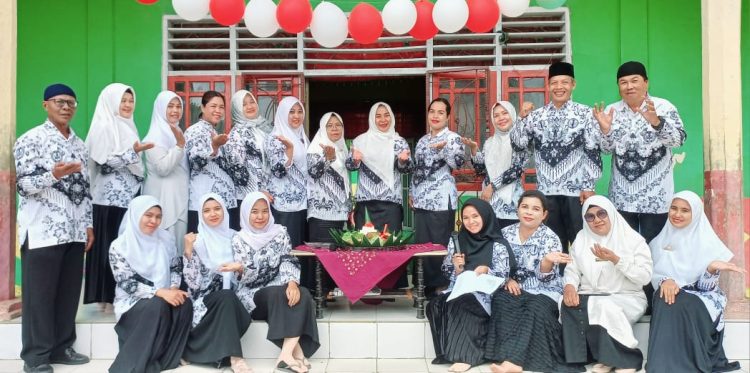 HUT PGRI dan HGN Ke-78, SDN 3 Bangko Dinobatkan Jadi Sekolah Berprestasi. (Foto : Yazdi - sinarjambi.com)