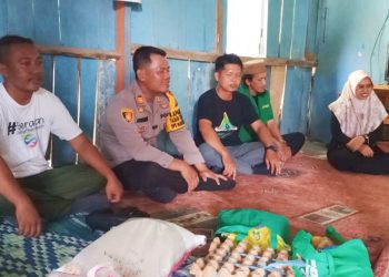 Peduli Warga Kurang Mampu, Kapolsek Tabir Selatan Berikan Bantuan. (Foto : ist)