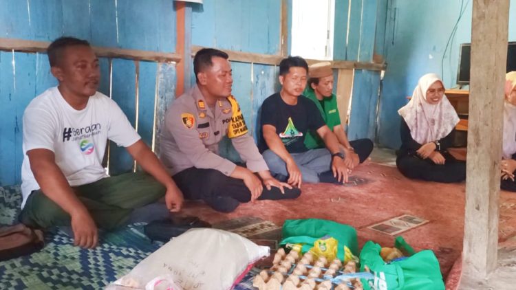 Peduli Warga Kurang Mampu, Kapolsek Tabir Selatan Berikan Bantuan. (Foto : ist)