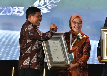 Pj Wali Kota Jambi terima Penghargaan Swasti Saba Wistara. (Foto : ist)