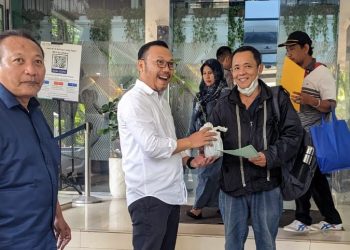 Di sela-sela aktifitasnya, Kepala BPN Kota Depok menyerahkan berbagai bibit pohon ke warga penerima sertifikat, Rabu 29 November 2023. Pola ini dilakukan atas kerja sama dengan pihak PT PLN (Persero) memanfaatkan Hari Menanam Pohon Indonesia 2023. (Foto BPN Kota Depok)