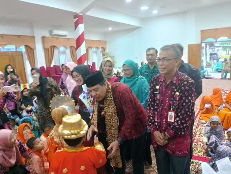 Pj Bupati Merangin Dorong Anak-anak Gemar Konsumsi Ikan. (Foto : Yendri - sinarjambi.com)