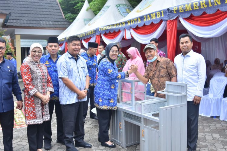 Dukung UMKM Naik Kelas, Pj Wali Kota Jambi Serahkan Bantuan Peralatan Usaha. (Foto : ist)