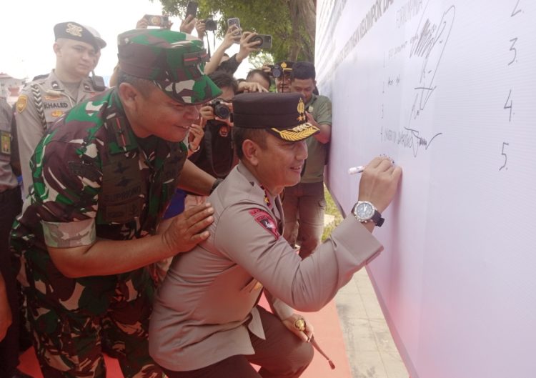 Aksi Kocak Danrem Gapu Bersama Kapolda Jambi Warnai Apel Kebangsaan dan Deklarasi Pemilu Damai 2024. (Foto : Rolan - sinarjambi.com)