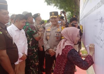 PJ Walikota Jambi Sri Purwaningsih membubuhkan tandatangan deklarasi pemilu damai 2024. (Foto : Rolan - sinarjambi.com)