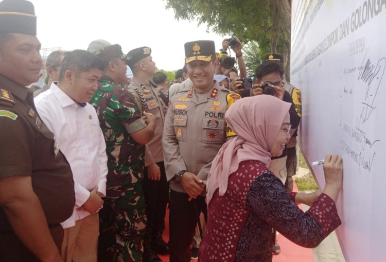 PJ Walikota Jambi Sri Purwaningsih membubuhkan tandatangan deklarasi pemilu damai 2024. (Foto : Rolan - sinarjambi.com)