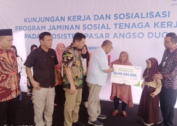 Mutia menerima santunan yang diserahkan Wamen Ketenagakerjaan RI. (Foto : Rolan - sinarjambi.com)