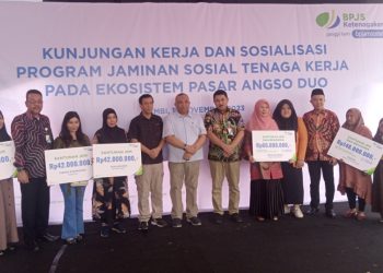 Wamen Afriansyah Noor Serahkan Santunan ke Ahli Waris BPJS Ketenagakerjaan Jambi. (Foto : Rolan - sinarjambi.com)