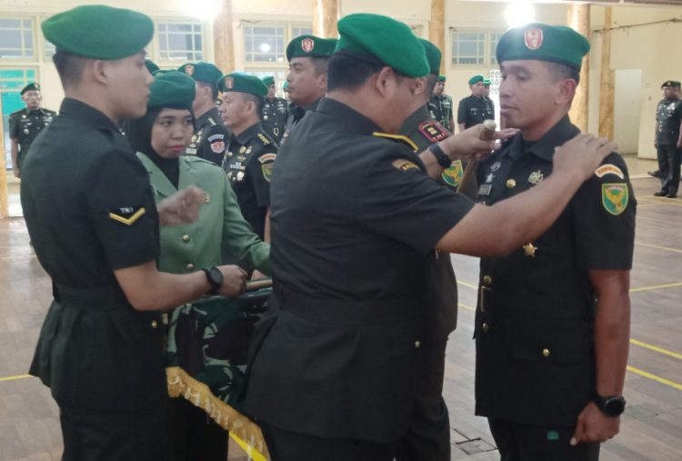 Danrem Gapu Pimpin Sertijab Kasrem, Kasilog dan 3 Dandim. (Foto : Rolan - sinarjambi.com)