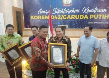 Brigjen TNI Supriono menyerahkan penghargaan kepada mitra kerja. (Foto : Rolan - sinarjambi.com)