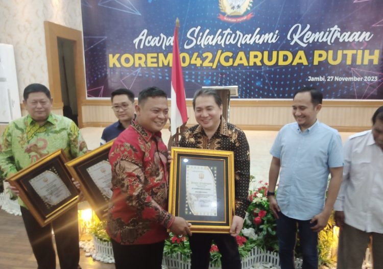 Brigjen TNI Supriono menyerahkan penghargaan kepada mitra kerja. (Foto : Rolan - sinarjambi.com)