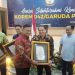 Brigjen TNI Supriono menyerahkan penghargaan kepada mitra kerja. (Foto : Rolan - sinarjambi.com)