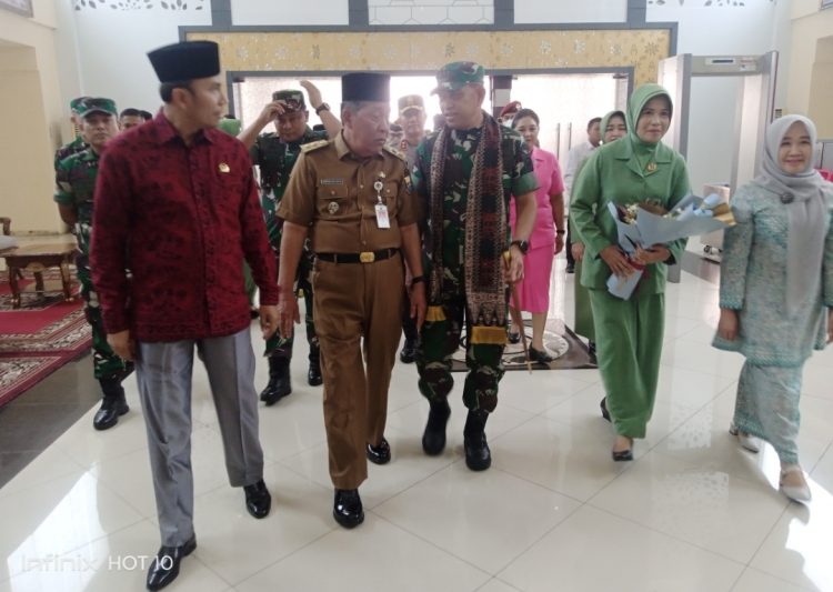 Danrem Gapu Kolonel Inf Rachmad Disambut Abdullah Sani. (Foto : Rolan - sinarjambi.com)