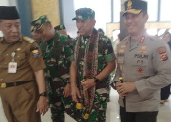 Kapolda Jambi Sambut Kedatangan Danrem Gapu di Bandara. (Foto : Rolan - sinarjambi.com)