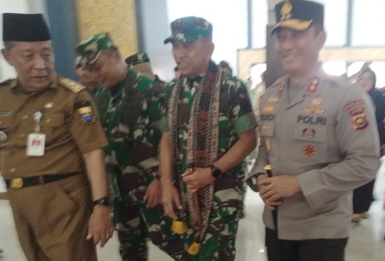 Kapolda Jambi Sambut Kedatangan Danrem Gapu di Bandara. (Foto : Rolan - sinarjambi.com)