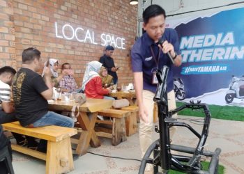 Agus memprediksikan kualitas rangka Yamaha. (Foto : Rolan - sinarjambi.com)