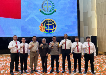 Kapolda Jambi (tengah) dan Andri Ananta Yudhistira (tiga kanan) bersama Kepala BPN Provinsi Jambi Agustin Iterson Samosir (tiga kiri), Kakantah Kota Jambi Hary Susetyo, perwakilan Kejati Jambi dan lainnya di Jakarta. (Foto : ist)