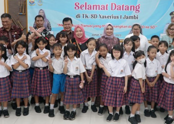 Hesnidar Haris Tinjau Pembelajaran Transisi Menyenangkan di SD Xaverius 1 Kota Jambi. (Foto : ist)