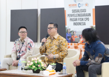 Yohanes F Silaen, Vice President Bursa CPO Indonesia Commodity and Derivatives Exchange (ICDX) memaparkan pelaksanaan perdagangan CPO melalui bursa kepada pelaku industri kelapa sawit di Pontianak. (Foto : ist)