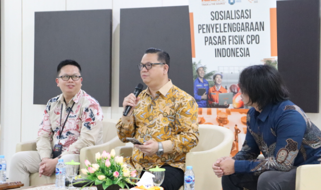 Yohanes F Silaen, Vice President Bursa CPO Indonesia Commodity and Derivatives Exchange (ICDX) memaparkan pelaksanaan perdagangan CPO melalui bursa kepada pelaku industri kelapa sawit di Pontianak. (Foto : ist)