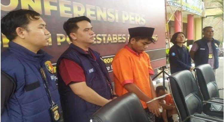 Satreskrim Polrestabes Palembang Amankan Pelaku Pembunuhan Sadis. (Foto : ist)