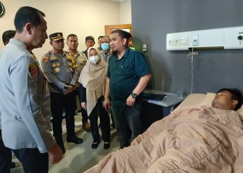 Wakapolda Sumsel Jenguk Personel Polres Muratara Korban Penusukan dalam Penindakan Perjudian. (Foto : ist)