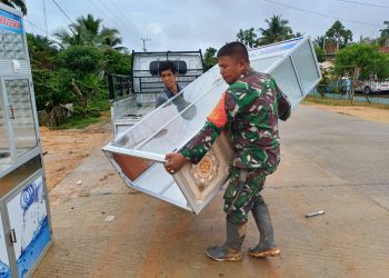 Babinsa Lubuk Mandarsyah Bantu Korban Banjir. (Foto : ist)