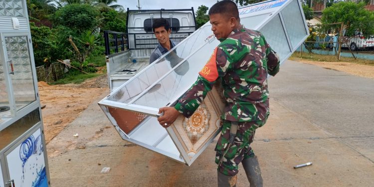 Babinsa Lubuk Mandarsyah Bantu Korban Banjir. (Foto : ist)